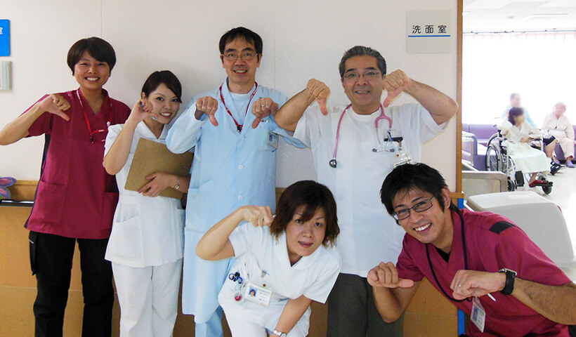 ICTとの合同ラウンドに参加するAST担当薬剤師